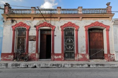 Camaguey, Küba-15 Ekim 2019: Beyaz, kırmızı, bir katlı, yenilenmiş ama 1900 'lerin başından kalma eklektik ev UNESCO Dünya Mirası, Ulusal Anıt Tarihi Merkezi ilan etti
