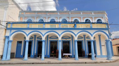 Bayamo, Küba-16 Ekim 2019: 1900 'lerin başı, Calles General Garcia ve Canducha Figueredo Caddelerinin köşesindeki Parque Cespedes Park' a bakan iki katlı eklektik bina cephesi.