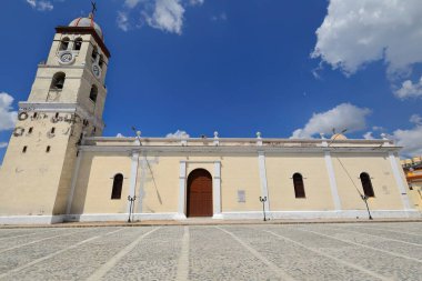 Bayamo, Küba-16 Ekim 2019: Koloni tarzı Katedral San Salvador Katedrali Kilisesi, 1740 yılına dayanan ve 1869 yangınından sonra 1916-1919 yıllarında yeniden inşa edilen mevcut bina olan 1516 yılında finanse edilmiştir..
