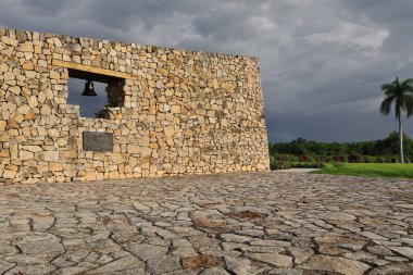 Manzanillo, Küba-16 Ekim 2019: La Demajagua Parkı bugün Carlos Manuel Cespedes 'in eski şeker fabrikasını işgal ediyor ve ilk kez 1868' de adanın bağımsızlığını ilan etmek için çan çalıyor..