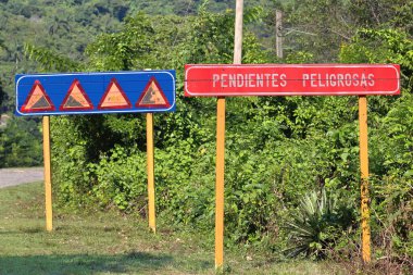 Tehlikeli notlar-pendientes peligrosalar, Mirador Alto Naranjo Tepeleri Gözcüleri 'ne kadar Sierra Maestra tepelerine giden yol, burada Yara Nehri' nin aşağısındaki Santo Domingo köyünü takip ediyor. Büyükanne-Küba.