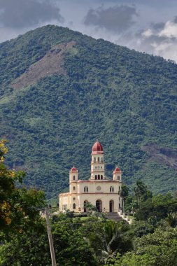 Santiago, Küba-19 Ekim 2019: El Cobre Köyü, Basilica Santuario Nacional Nuestra Senora Caridad Ulusal Tapınak Bazilikası. Arka planda Sierra Maestra doğu yamacı.