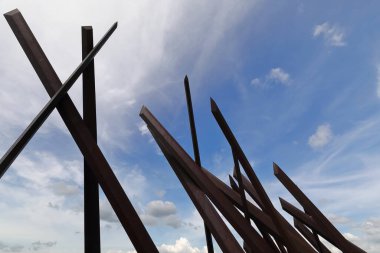 Santiago, Küba-19 Ekim 2019: The Plaza de la Revolucion Meydanı Bağımsızlık Savaşı 'nın yerli kahramanı Antonio Maceo' nun atının 23 palayla çevrili 16 metre yüksekliğindeki binicilik heykeline ev sahipliği yapıyor..