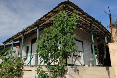 Santiago, Küba, 19 Ekim 2019, körfezin güneyindeki Cayo Granma Key adlı yerel balıkçı topluluğunun sözel ikametgahı olan beton platformdaki ahşap ev satışı için katlı metal çatı..