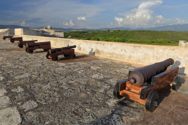 Santiago, Küba-19 Ekim 2019: Kuzey siperonunun eski topları Santisima Trinidad-Holy Trinity platformu, 1660 'lar 1587 yapımı Castillo de San Pedro de la Roca del Morro Kalesi' nin en yüksek seviyesi inşa edildi.