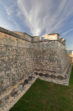 Santiago, Küba-19 Ekim 2019: Kuzey surları dış surlar, Santisima Trinidad-Holy Trinity platformu, 1660 'lar Castillo de San Pedro de la Roca del Morro Şatosu' nun en yüksek seviyesini tasarladı.