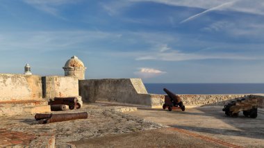 Santiago, Küba-19 Ekim 2019: Güney siperonunun eski topları Santisima Trinidad-Holy Trinity platformu, 1660 'lar 1587 yapımı Castillo de San Pedro de la Roca del Morro Kalesi' nin en yüksek seviyesi inşa edildi.