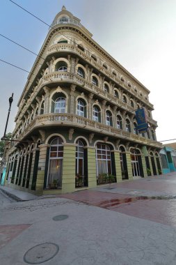 Santiago, Küba, 20 Ekim 2019: Eklektik stil, 1915 'ten kalma dört katlı bina Calles Jose Antonio Saco ve Santo Tomas caddelerinin köşesinde sarmalanmış balkonlar ve teras..