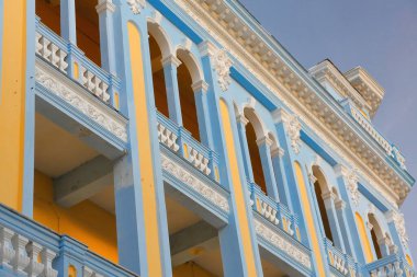 Santiago, Küba-20 Ekim 2019: 1900 'lerin başlarından kalma eklektik tarzda, açık mavi ve sarıya boyanmış, çevresindeki loggialar yakındaki Parque Ajedrez-Chess Parkı' na bakıyor..