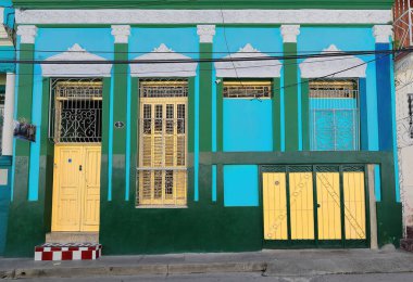 Santiago, Küba, 20 Ekim 2019 Calle Clarin-Padre Quiroga Caddesi 'ndeki tek katlı, batı cephesine bakan, gök mavisi ve yeşil duvar, sarı kapılar ve pencere panjurları..