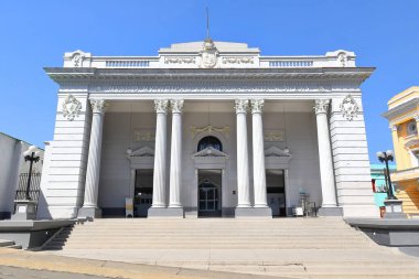 Santiago, Küba-20 Ekim 2019: Calles Pio Rosado + Aguilera Caddelerinin köşesindeki Museo Belediyesi Emilio Bacardi Moreau Müzesi, Prolongacion Pio Rosado Caddesi 'nin doğusuna bakan klasik Yunan tarzı cephe