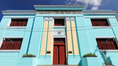 Santiago, Küba-20 Ekim 2019 Calle Francisco Aguilera Caddesi 'nin güney cephesinde iki katlı, nane yeşili, beyaz pervazlı, sarı sütunlu, ahşap kapılı ve panjurlu 1940' ların Art-Deco binası..
