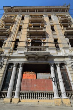Santiago, Küba-20 Ekim 2019: 1930 'larda harap olmuş, terk edilmiş, boş bir bina, 698 Calle Hartmann -San Felix- Caddesi' ndeki eski Venüs Oteli..