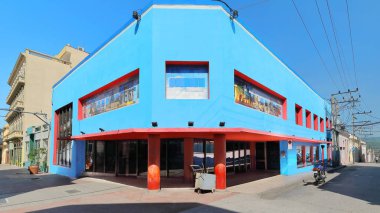 Santiago, Küba-20 Ekim 2019: Gökmavisi bir katlı binaların modernist cephesi, XX yüzyılın ortalarından, Calles Enramadas ve General Lacret 'in kuzeybatı köşesindeki bir havayolu şirketinin ofisleri..