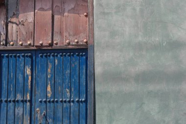 Santiago, Küba, 20 Ekim 2019 solmuş nane yeşili cephe ve harap olmuş, terk edilmiş, Corona Caddesi batı yakasındaki bir katlı, tek katlı, 850 'lerin çift haneli sayı bölgesinin mavi ve pembe kapısı..