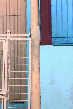 Santiago, Küba-20 Ekim 2019 Calle Santa Rita Caddesi 'nin güneyindeki koloni tarzı evin yenilenmiş ön cephesinde mavi-kestane-bej-pembe renklerin çarpıcı bir kombinasyonu yer alıyor..