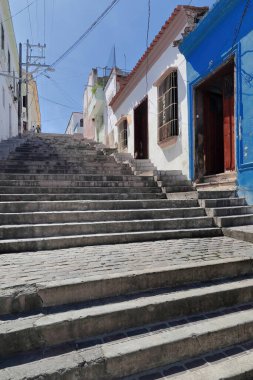 Santiago, Küba-20 Ekim 2019: 1899 yapımı Escalinata Padre Pico Merdiveni 'nin kuzeyden güneye doğru manzarası Corvacho Tepesi' nden Tivoli Mahallesi 'ne giriş izni vermek için açıldı..