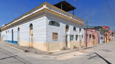 Soluk mavi Colonial tek katlı ev, Padre Pico merdivenlerinin altı, Santa Lucia ve Hastane caddelerinin köşesi, ikincisi boyunca binalar. Santiago-Küba-544