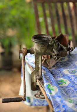 Baracoa, Küba-22 Ekim 2019: Landers ve Cia 'dan Corona' ya kahve taneli mısır kabuğu monte edilmiş antika masa. Eyalet Savcılığı, Kakao Çiftliği Ruta del Cacao Route sosyokültürel patikasında. Baracoa-Küba.