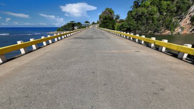 Baracoa, Küba-22 Ekim 2019: 54 km uzunluğundaki Yumuri nehrinden geçen yol köprüsü, Boca de Yumuri cemaati, c. 200 metre yüksekliğindeki duvarlarla iç kısımlara doğru C-4 km uzanan nehir kanyonunun başlangıcı..