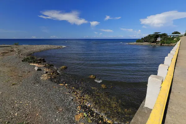 Baracoa, Küba-22 Ekim 2019: 54 km uzunluğundaki Yumuri nehrinden geçen yol köprüsü, Boca de Yumuri cemaati, c. 200 metre yüksekliğindeki duvarlarla iç kısımlara doğru C-4 km uzanan nehir kanyonunun başlangıcı..