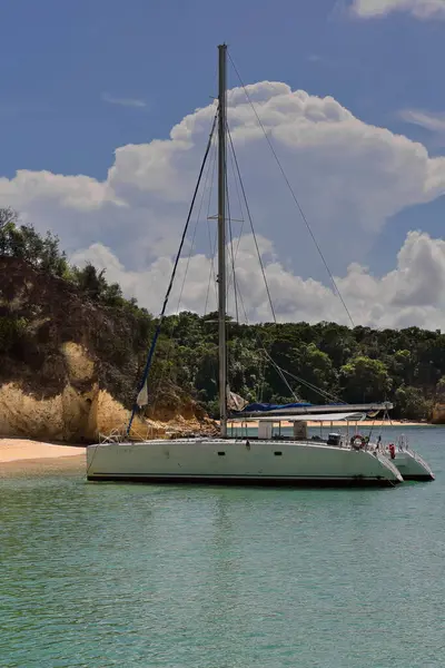 Stock image Mayari, Cuba-October 23, 2019: Tourist catamaran anchored on a beach on the west shore of Cayo Saetia Cay, 42 km2 island inside Bahia Nipe Bay constituting a natural park stocked with exotic animals.