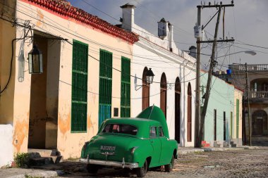 Havana, Küba-24 Ekim 2019: Yeşil klasik Amerikan arabası -almendron, yank tankı, DeSoto Custom 4 kapı serisi 1949 - Calle Santuario Caddesi, Regla belediyesi, sahibi tarafından tamir ediliyor.