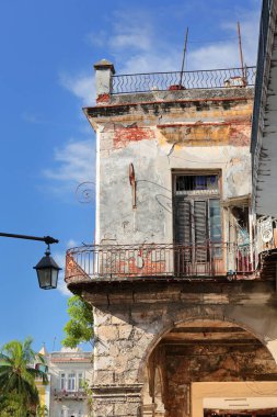 Havana, Küba-24 Ekim 2019: Calles Teniente Rey ve Villegas caddelerinin köşesinde, Havana del Cristo, Habana Vieja belediyesinin doğusuna bakan iki katlı harap olmuş eski bir ev..