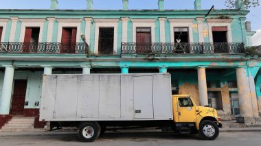 Havana, Küba-24 Ekim 2019: Uluslararası 4900 DT466E kamyonu Calle Cespedes Caddesi 'nde yenilenen bir Colonial evin yanına park edilmiş, Guaicanamar Park' ın güneydoğu yakası, Regla belediyesi.