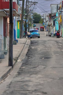 Havana, Küba-24 Ekim 2019: Eski beyaz çatılı, açık mavi Amerikan klasik arabası -Chevrolet Styleline Deluxe 4 kapılı Sedan 1952 'den - Regla belediyesinde bir tepeye park edilmiş, akşam erken saatlerde.