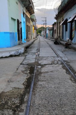 Havana, Küba-24 Ekim 2019: Calle Marti Caddesi 'nden güneye doğru Calle 27 Noviembre Caddesi, Regla belediyesi boyunca eski Hershey Interurban tramvay pistinin limana giden yolu..