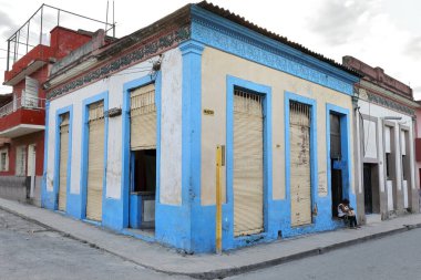 Havana, Küba-24 Ekim 2019: Tienda Las 5 Esquinas The 5 Corners Shop-Eclectic style building on Calles Maceo and Fresneda Streets NW corner, Regla Belediyesi, akşam erken saatlerde kapanmak üzere..