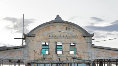 Havana, Küba-24 Ekim 2019 1910 'da limanın doğu yakasında körfezin her iki yakasından gelen gemiler için inşa edilen Emboque de Regla Panarding' in harap olmuş kalıntıları..