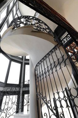 Havana, Küba-25 Ekim 2019: M.S. 1913 tarihli üç katlı Eklektik bina, Camaguey Malikanesi 'nin şu anda her zamanki gibi birçok ailenin evi, çatı terasına çıkan servis merdivenleri..