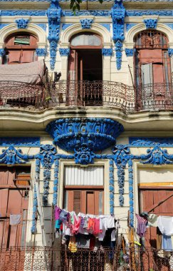 Havana, Küba-26 Ekim 2019: Doğu cephesine bakan, 1900 'lerin başından itibaren üç katlı eklektik stil binasının birinci ve ikinci katları, 308 Paseo del Prado Promenade batı yakası, Habana Centro.