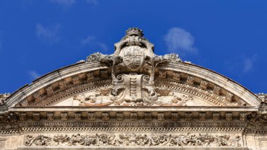 Havana, Küba-26 Ekim 2019: Palacio Matrimonios-Wedding Sarayı 'nda İspanyol hanedanlığı ile Pediment, 1914' ten itibaren neo-Rönesans binası, 302 Paseo del Prado Promenade batı tarafında, Habana Centro.