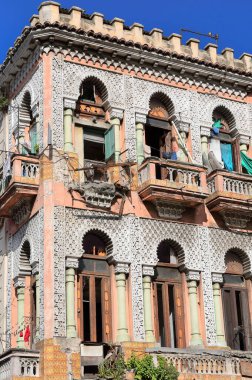 Havana, Küba-26 Ekim 2019: 1900 'lerin başında Moorish Revival tarzı bir binanın birinci ve ikinci katlarının harap olmuş cephesi, Paseo del Prado ve Virtudes Caddesi köşesi, Habana Centro.