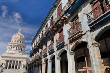 Havana, Küba-26 Ekim 2019: Ulusal Capitol - Capitolio Nacional- 1926 'dan 1929' a kadar şehir merkezinde inşa edilmiş, 2019 'da yenilenmiş, Calle Brasil-Teniente Rey Caddesi' nden görülmüştür..