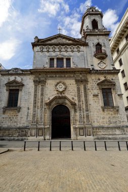 Havana, Küba-26 Ekim 2019: Iglesia San Francisco el Nuevo 1608-1663 yılları arasında San Agustin Kilisesi olarak inşa edildi, 2002-2003 yılları arasında restore edildi, Calle Küba köşesinde Rönesans cephesine bakan Amargura Caddesi ile.