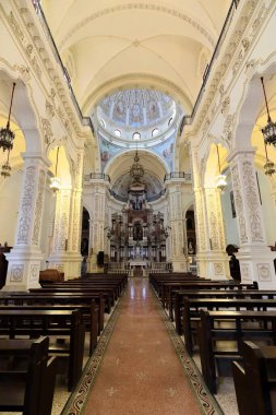 Havana, Küba-26 Ekim 2019: Iglesia San Francisco El Nuevo 'nun İçi - Eski San Agustin Kilisesi, Kubbe' nin merkezi, Miguel Consistre, Habana Vieja 'nın güzel sunağı.