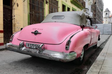 Pembe Amerikan klasik arabası -Oldsmobile Üstü açılabilir 1949 - 360 Calle Amargura Caddesi, Eski Şehir 'de tamirde. Havana-Küba-712