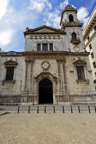 Havana, Küba-26 Ekim 2019: Iglesia San Francisco el Nuevo 1608-1663 yılları arasında San Agustin Kilisesi olarak inşa edildi, 2002-2003 yılları arasında restore edildi, Calle Küba köşesinde Rönesans cephesine bakan Amargura Caddesi ile.