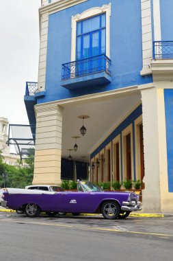 Havana, Küba-26 Ekim 2019 Mor ve beyaz Amerikan klasik arabası Dodge Kraliyet Süvari 4 kapısı 1957 'den kalma üstü açık Paseo del Prado gezinti güvertesi ve Calle Neptuno sokak köşesinde..