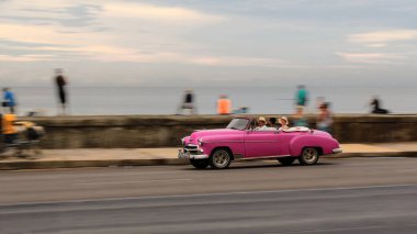 Havana, Küba-26 Ekim 2019: Pembe Amerikan klasik arabası -Chevrolet Styleline Deluxe 2 kapısı 1951 'den kalma üstü açılabilir- Malecon gezinti güvertesinde E' den W 'ye sürülüyor..
