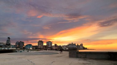 Havana, Küba-26 Ekim 2019: Deniz korkuluğu ve Malecon Esplanade boyunca sıralanan binaların günbatımı manzarası Parque Maceo Park alanından Edificio Someillan binasına kadar. Havana-Küba.