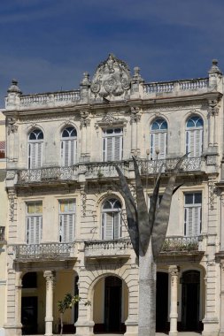 Havana, Küba-27 Ekim 2019: 1913 'ten kalma eklektik stil, 56-58 Calle Brasil veya Teniente Rey Caddesi' ndeki üç katlı eski Yapımcı Romagosa binası Plaza Vieja-Eski Meydanı 'na güneye doğru bakıyor.