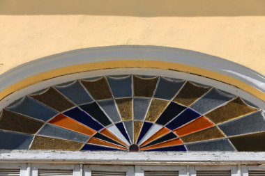 Havana, Küba-27 Ekim 2019: Casa Hermanas Cardenas 'ın birinci kat balkonunun ayrıntıları, renkli vitray fanlight' ların yer aldığı Plaza Vieja-Eski Meydanı 'nın kuzeybatı köşesinde 1805 yapımı..