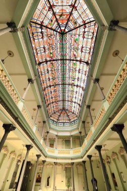 Havana, Küba-27 Ekim 2019: Lobinin birinci ve ikinci katları 1908 'den kalma eski bir tekstil deposunun vitraylı çatısı altında yenilendi ve 2003' ten beri ünlü bir turizm tesisi olarak hizmet veriyor..