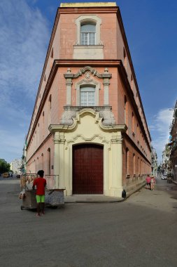 Havana, Küba-27 Ekim 2019 Cuartel de Milicias-Militia Kışlası binası, Avenida Belgica Bulvarı ve Calle Empedrado Caddesi köşesindeki Ulusal Güzel Sanatlar Müzesi 'nin sosyo-yönetim binası..