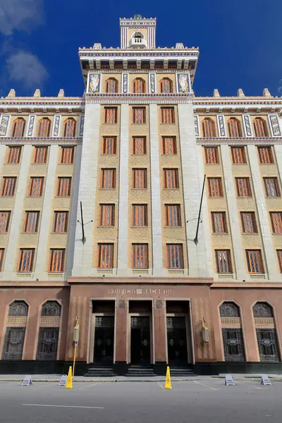 Havana, Küba-27 Ekim 2019: The Edificio Bacardi Binası, 1930 yılından kalma Avenida Belgica Bulvarı-Calle San Juan Dios Caddesi köşesindeki Habana Vieja-Old Town 'da bulunan 47 metre yüksekliğindeki Art Deco simgesidir..